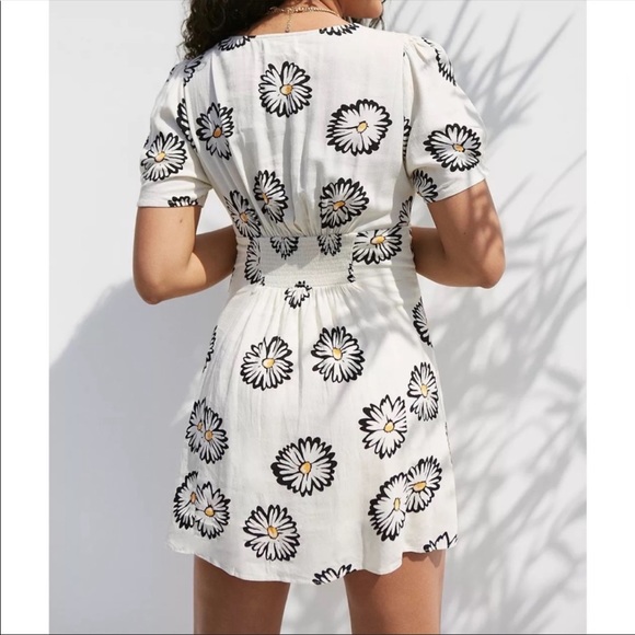 Urban Outfitters Bettie Twist Knot Daisy Print Floral Dress - Picture 4 of 13